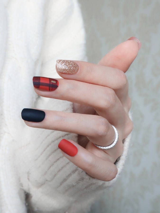 杂志感红黑格纹美甲主图